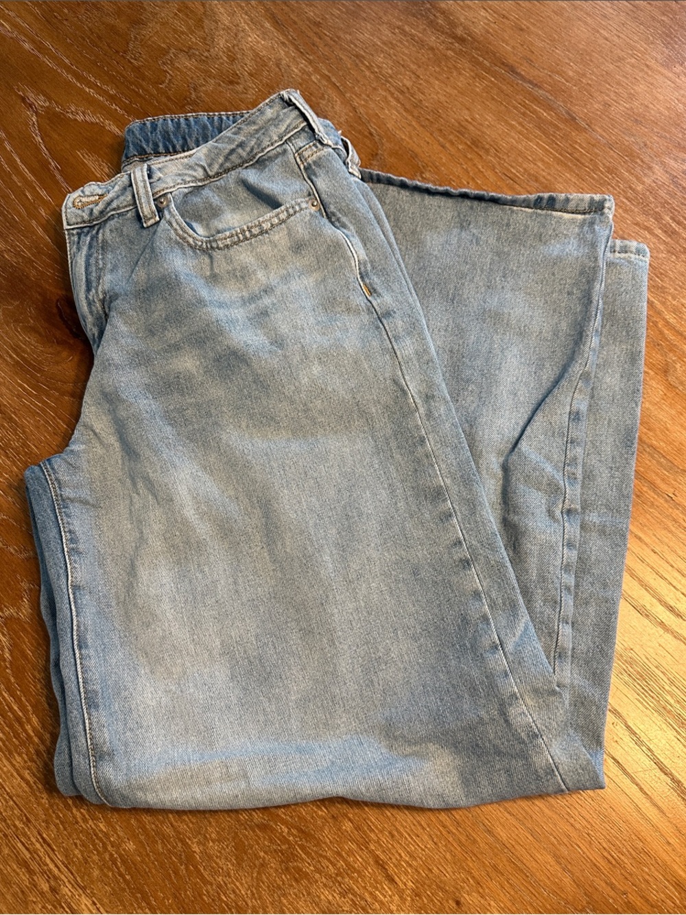 Wild Fable Low Rise Baggy Jeans in Light Wash